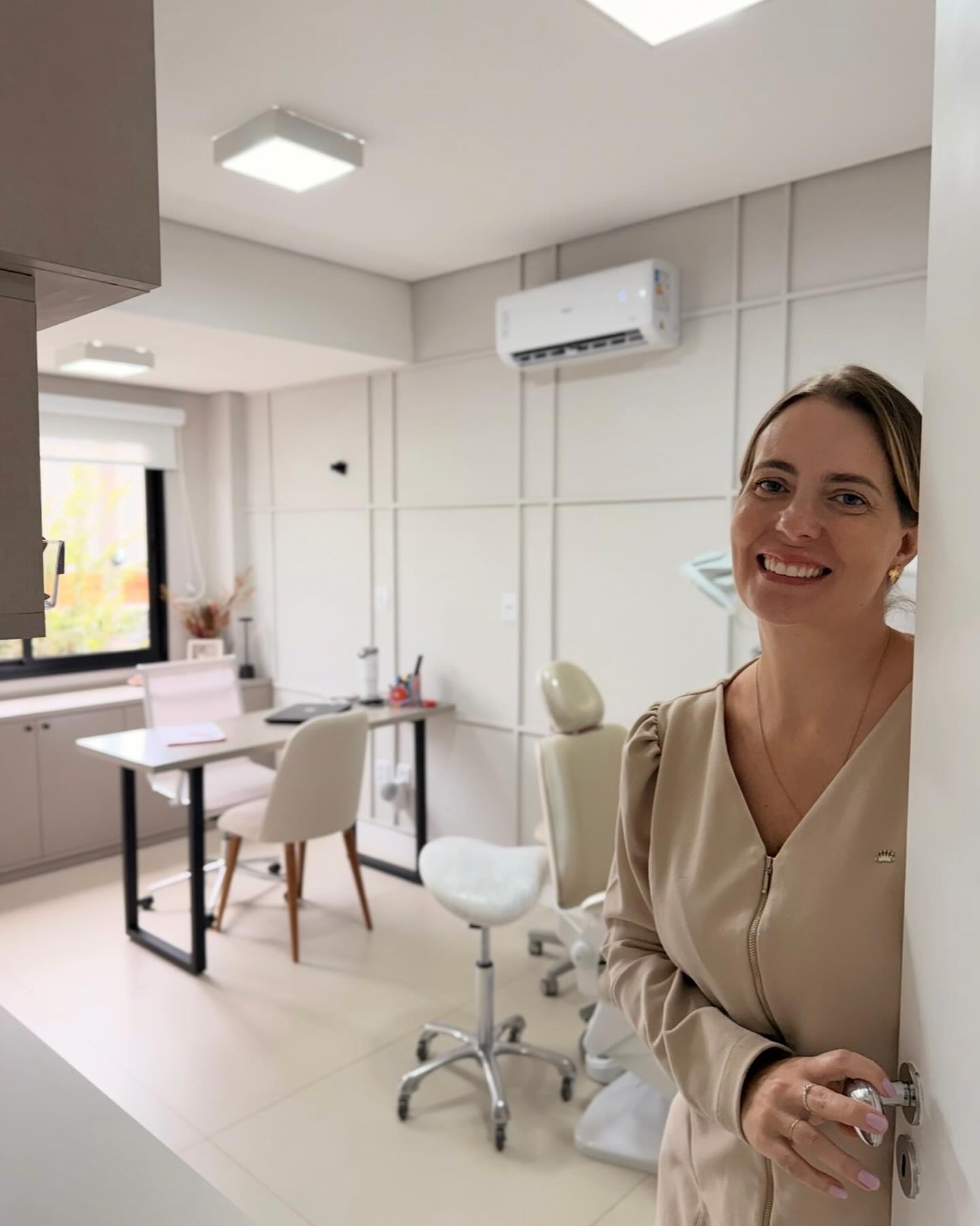 Dra. Beatriz Segalla Meucci em seu consultório em Botucatu